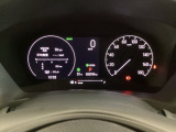 ハイブリット車専用のメーターです。右側の大型スピードメーターに加え、ステアリングスイッチを使って左のマルチインフォメーション・ディスプレイで燃費や動力伝達などの情報が見れるようになっています。
