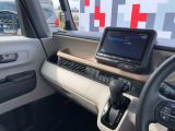 助手席周辺はこのようになっております。運転手だけでなく助手席に一緒に乗られる方も広々と快適にお乗り頂けるような設計です!各種装備を次の写真からご案内いたしますのでご覧ください。