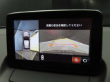 上空から俯瞰した映像で周囲の状況を確認出来る360&deg;ビューモニターです。これで狭い駐車場でも安心ですね。また、隠れたお子様やいつの間にか置かれたカートも確認出来ますね。