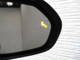 隣車線を走る車両をレーダーで検知し、ドアミラーでは確認しにくい後側方エリアに存在する車両に加え、急接近してくる車両も検知します。車両を検知するとドアミラーに搭載されたLEDインジケーターが点灯します。
