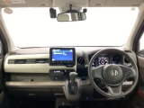広くすっきりとした視界。狭い道への右左折やバック駐車の際にも、周囲の状況をしっかりとつかめるので安心です。