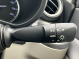 操作しやすい位置に配置されたウインカーレバー。スムーズな操作感で、安全な車線変更をサポートします。オート機能も使い勝手が良いですね。