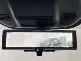 【インテリジェント ルームミラー】車両後方のカメラ映像をミラー面に映し出すので、車内の状況や、天候などに影響されずいつでもクリアな後方視界が得られます!