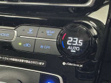 オートエアコン付きなので一度、気温を設定すれば自動的に過ごし易い温度に調整してくれますよ。 車内をいつでも快適空間にしてくれます。