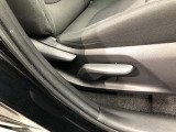 運転席シート座面は上下アジャスター付きです。お好みの位置に調整可能です。