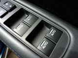運転席で全ての窓を操作可能です。