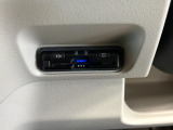 電子制御パーキングブレーキは信号待ちでも便利。いつもより運転がラクになるはずです。