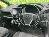 運転席からの視界は良好で、操作性も抜群。快適なドライビングをサポートする空間です。