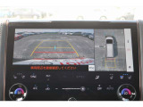 パノラミックビューモニター付きです。車両を上から見たような映像をディスプレイオーディオ画面に表示。運転席からの目視だけでは見にくい、車両周辺の状況をリアルタイムでしっかり確認できます。