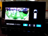 バックカメラの画像です。ガイドラインがスムースな車庫入れをサポートいたします。車庫入れの安心感がアップしますね。