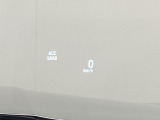 フロントガラスにヘッドアップディスプレイが表示されます。走行速度をkm/hで表示します。