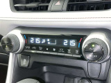 左右独立温度コントロールフルオートエアコンです。運転席、助手席それぞれで独立して温度設定ができます。冷え性の方が乗っても安心ですね♪
