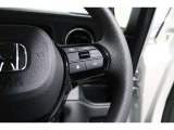 Hondaセンシングの機能のひとつ、アダプティブクルーズコントロール付!アクセルから足を離しても設定したスピードと前車との車間を保ち走行してくれます!車線維持もアシスト☆高速道路で疲労軽減ですね☆
