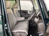 【ベンチシート】運転席と助手席の移動もスムーズ!狭い駐車場での乗り降りや、お子様の乗り降りにも便利です。座席の間にコンソールボックスやドリンクホルダーがないため、車内空間が広く感じます。