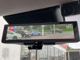 スマートルームミラーが付いております。後席に人が乗車した時や沢山の荷物を積んだ時もバックミラーの視界が遮られる事無く見えるので便利です♪