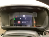 デジタル表示のスピードメーターとタコメーター、燃費やオドメーターなどの表示の他に、ホンダセンシング機能などの表示もできる多機能なマルチインフォメーション・ディスプレイです。