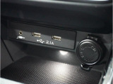 小物の収納に便利なセンタートレイには携帯等のデバイスの充電可能なUSB出力電源付です。