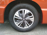 足元を引き締める、純正アルミホイール付きです。タイヤサイズは、195/65R15です。