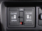 運転席からもスライドドアを楽々操作でスピーディーに!またスマートキーでも開閉できるので便利です。