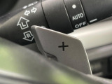 【パドルシフト】ハンドルから手を離さずに素早くシフトアップ&ダウンができるので、エンジンブレーキを使う下り坂や高速道路の合流で加速したい場面で役立ちます。