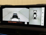 パノラミックビューモニターを装備。駐車場や交差点でクルマを真上から見るように周囲を確認できます。機能の詳細は販売店スタッフまでおたずねください。
