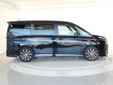 両側パワースライドドア付きだから、狭い駐車スペースなどでの 乗り降りラクラク!小さなお子さまのいるご家庭には嬉しい装備。