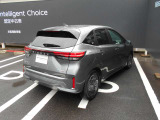 全周囲カメラが付いています。後ろはもちろん隣の駐車ラインまで見れますので車庫入れが簡単で楽しくなりそうです。