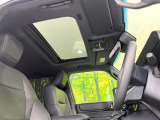 【サンルーフ】開放感たっぷりの希少装備、サンルーフが装着されています!車内に明かりを取り入れたり景色を楽しむ以外にも、車内の空気も簡単に換気できて快適です!