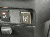 こちらのクルマはUSB接続コネクタも装備されています♪スマホの充電などにお使い下さい。ご旅行中での充電切れも、これなら心配いりませんね!
