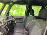 運転席からの眺めは良好。開放感があり、気持ちよく運転できます。機能的な装備も充実しており、快適なドライブをサポート。