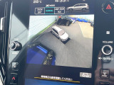 【マルチテレインモニター】車のフロントやサイドのカメラ画像を同時にモニター表示することで、悪路や狭い道を走行時でも周囲の状況確認ができ安心!本格SUVにうれしい装備です♪