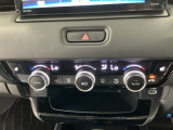 【左右独立オートエアコン】左右席で独立温度コントロールが可能です。運転席はキンキンに冷やして助手席はマイルドにと言った設定が可能です☆暑さ寒さでケンカすることもなくなりますね♪