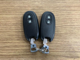 【スマートキー】 スマートキーを携帯していれば、ドアハンドルのボタンを押してロックの解除ができ、パワースライドドアもワンタッチで開閉できます。