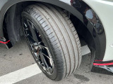 当店でのタイヤの目安は「車検基準」といたしております。ご希望でお車ご購入と同時での新品タイヤへの交換(有料)もお承りいたします。詳しくはスタッフまで。