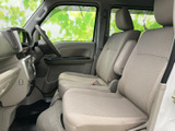 運転しやすい運転席周りは、操作性も抜群。ステアリングやペダルの配置も最適で、快適なドライビングをサポートします。広々とした空間です。