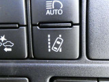 【レーンディパーチャーアラート】道路上の白線(黄線)を単眼カメラで認識し、ドライバーがウインカーを操作をしないで車線を逸脱する可能性がある場合、ブザーとディスプレイ表示による警報でお知らせします。