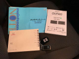 メンテナンスノートおよび備え付けのカギの画像になります。これまでの点検・整備履歴が確認できるメンテナンスノートが揃っており、車両の管理状況が分かりやすくなっています。
