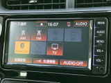 ラジオ、CD、Bluetoothなど、多様な音源に対応。お気に入りの音楽を車内で楽しめます。CD/SDカードスロットも備えています。