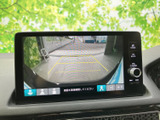 後方状況を鮮明に映し出すモニターで、安全な運転をサポート。狭い道や駐車時にも、よりスムーズな操作を可能にします。