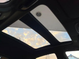 【ガラスルーフ】ガラスルーフ搭載で車内の解放感が一気にアップ!開放的なドライブをお楽しみいただけます。