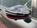 駐車時に便利な電動格納ドアミラーです。
