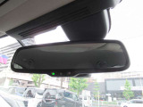 『自動防眩ルームミラー』です♪♪後続車の眩しい照射を感知して自動的に角度を調整します♪♪