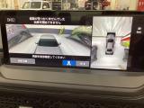 【マルチビューカメラ】前後左右に付いたカメラ映像をもとに、車を上空から見下ろしたように表示!狭い駐車場での車庫入れや道でのすれ違い時も安心です