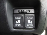 運転席から操作できるパワースライドドアのコントロールスイッチです(挟み込み防止機能付)