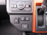 【シートヒーター】運転席と助手席をそれぞれ独立して操作できるため、座る人と室内温度にあわせた快適なシート温度が得られます♪