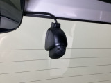 後方にもドライブレコーダーのカメラが付いています。前後両方でお車の周りを監視・記録いたします。
