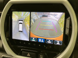狭い場所での駐車も安心。後方の状況をモニターで確認できるので、安全な運転をサポートします。ガイドライン表示も便利です。