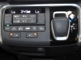 オートエアコンは左右席で独立温度コントロールが可能です。運転席はキンキンに冷やして助手席はマイルドにと言った設定が可能です。暑さ寒さでケンカすることもなくなりますね。