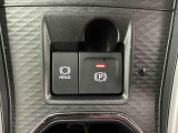 【電動パーキングブレーキ+オートブレーキホールド機能】 指先だけで簡単に操作が可能なパーキングブレーキ、スイッチを押すとブレーキペダルから足を離してもブレーキを保持できるオートブレーキホールド搭載。