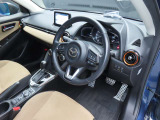 別角度からの運転席の画像です。オルガン式アクセルペダルの採用で運転時の疲労軽減に役立っています☆